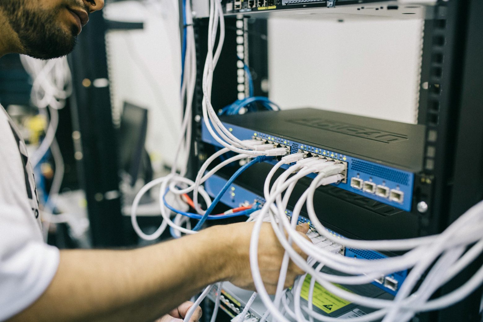 Cableado de cobre vs. fibra óptica: ¿Cuál es la mejor opción para tu empresa (y tu bolsillo)?